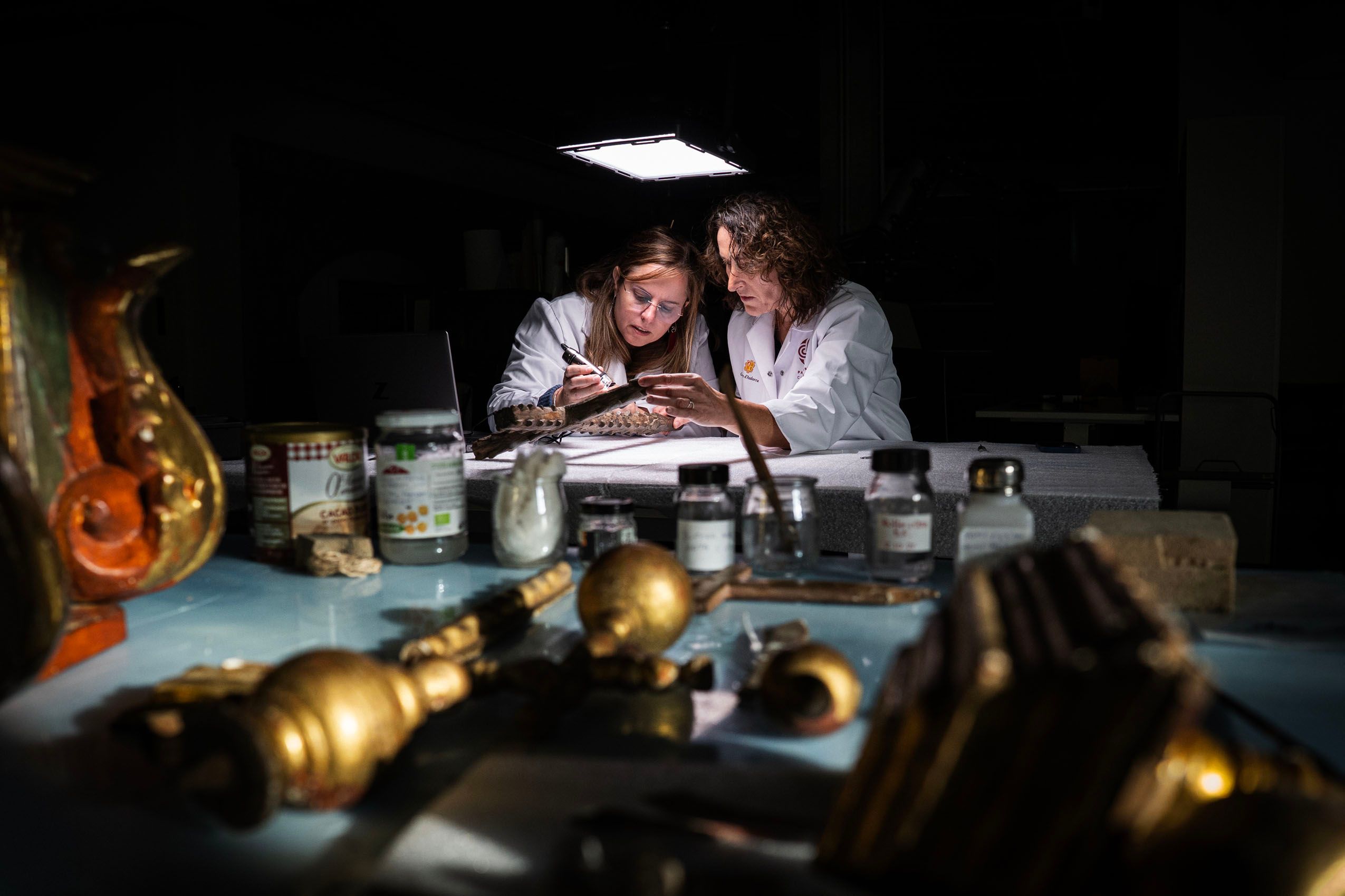 La meta de las conservadoras es la restitución: restaurar la obra en el taller para que, siempre que sea posible, regrese a su enclave original. Solo en su ubicación de origen la pieza recupera su plena finalidad histórica.