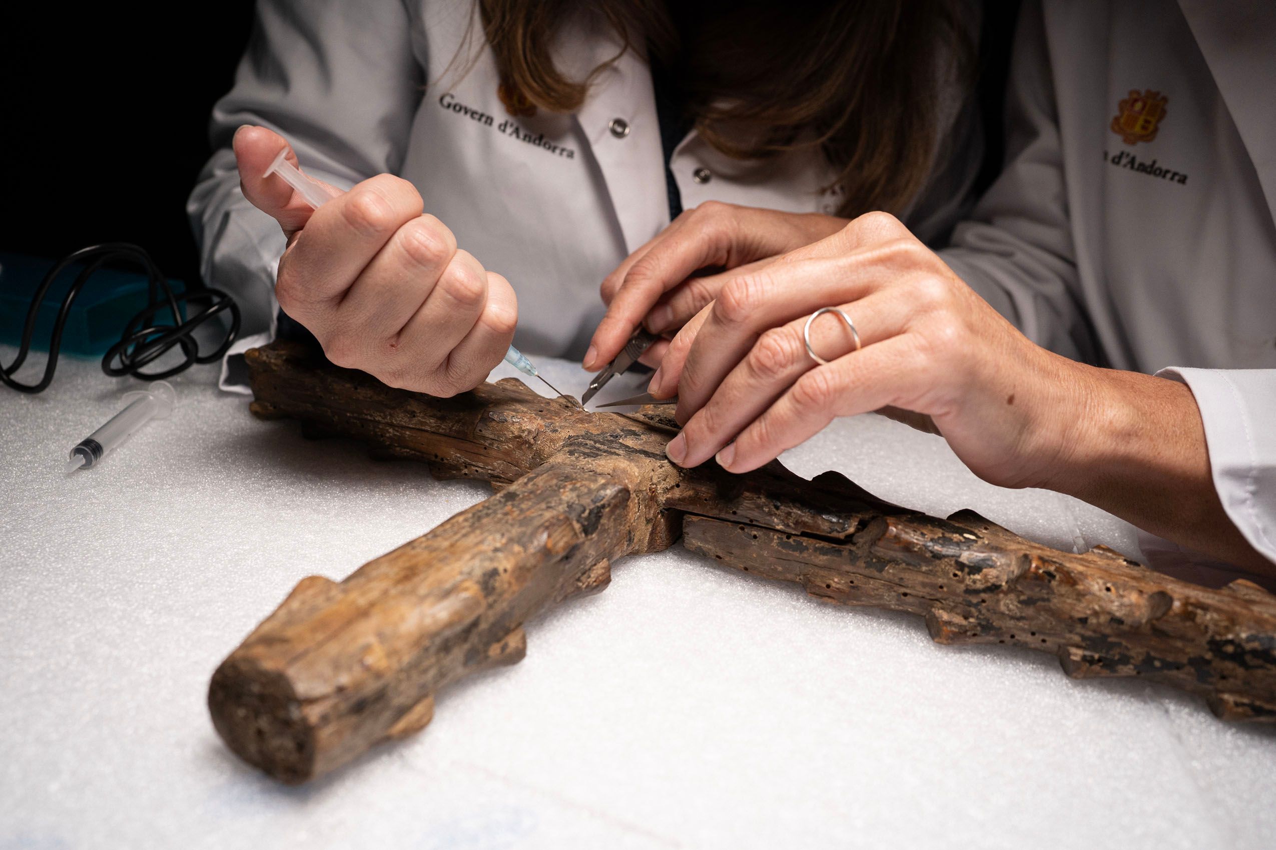 El románico trasciende los muros. Piezas como la Cruz Espinosa de Sant Romà d’Erts (s. XI-XII) revelan que el arte medieval también se representaba en la madera: tallas de escala íntima que acercaban lo sagrado a las manos del pueblo.