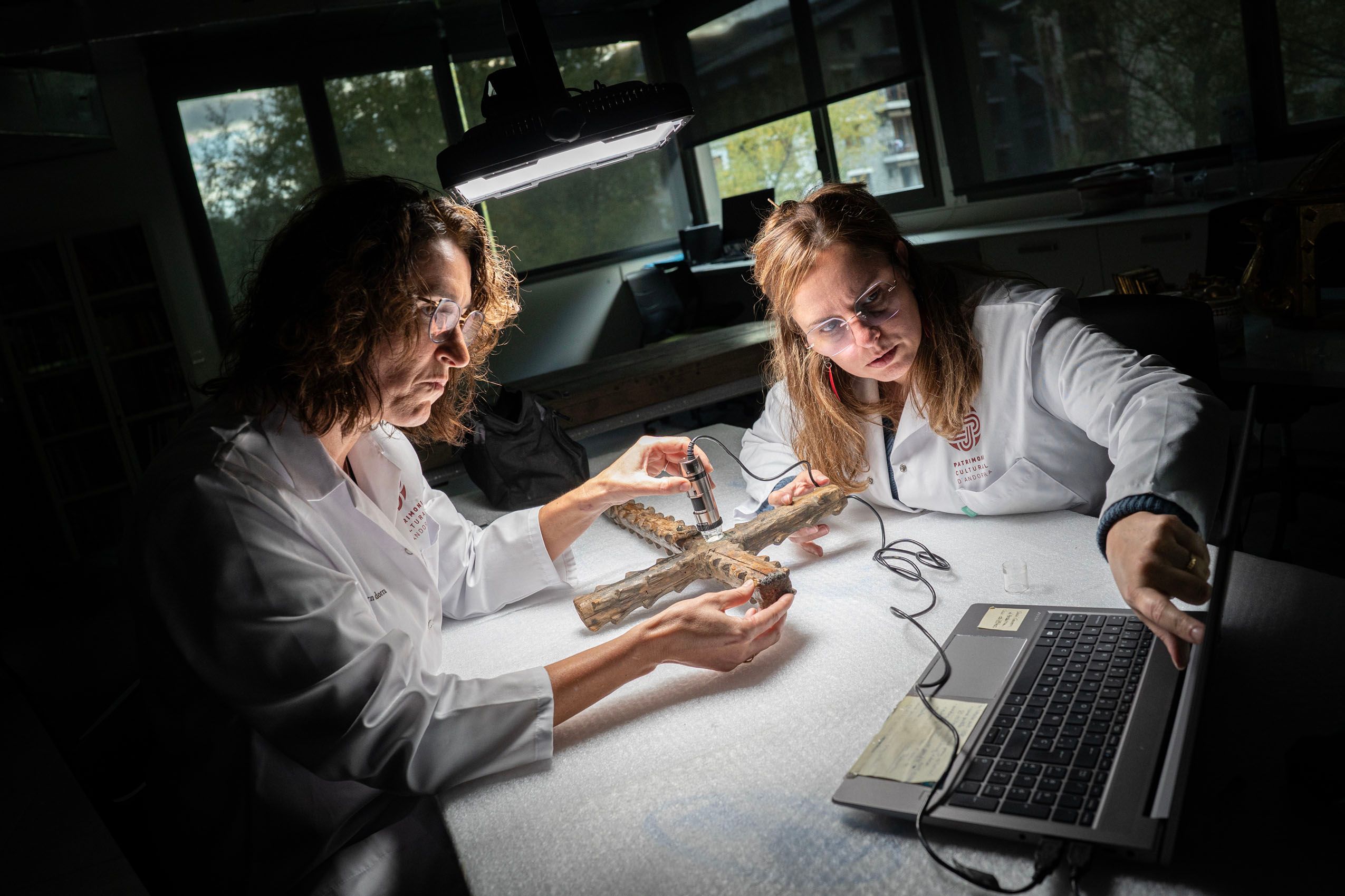 Además de los procesos manuales, el laboratorio emplea tecnología microscópica moderna para revelar los secretos históricos de cada pieza. Estos análisis detectan detalles imperceptibles a simple vista, guiando la restauración analógica.