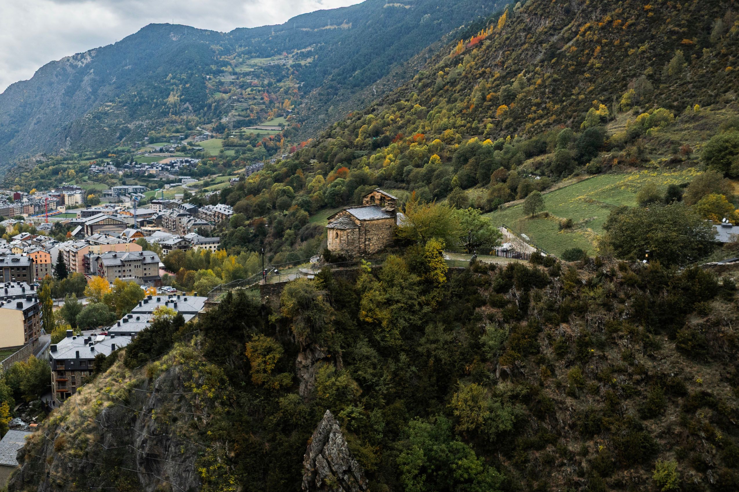 Las iglesias románicas se integran en el paisaje andorrano mediante una simbiosis material y simbólica. Su construcción utilizó los recursos que la naturaleza proveía: madera de los bosques, piedra de los valles y cubiertas de pizarra.