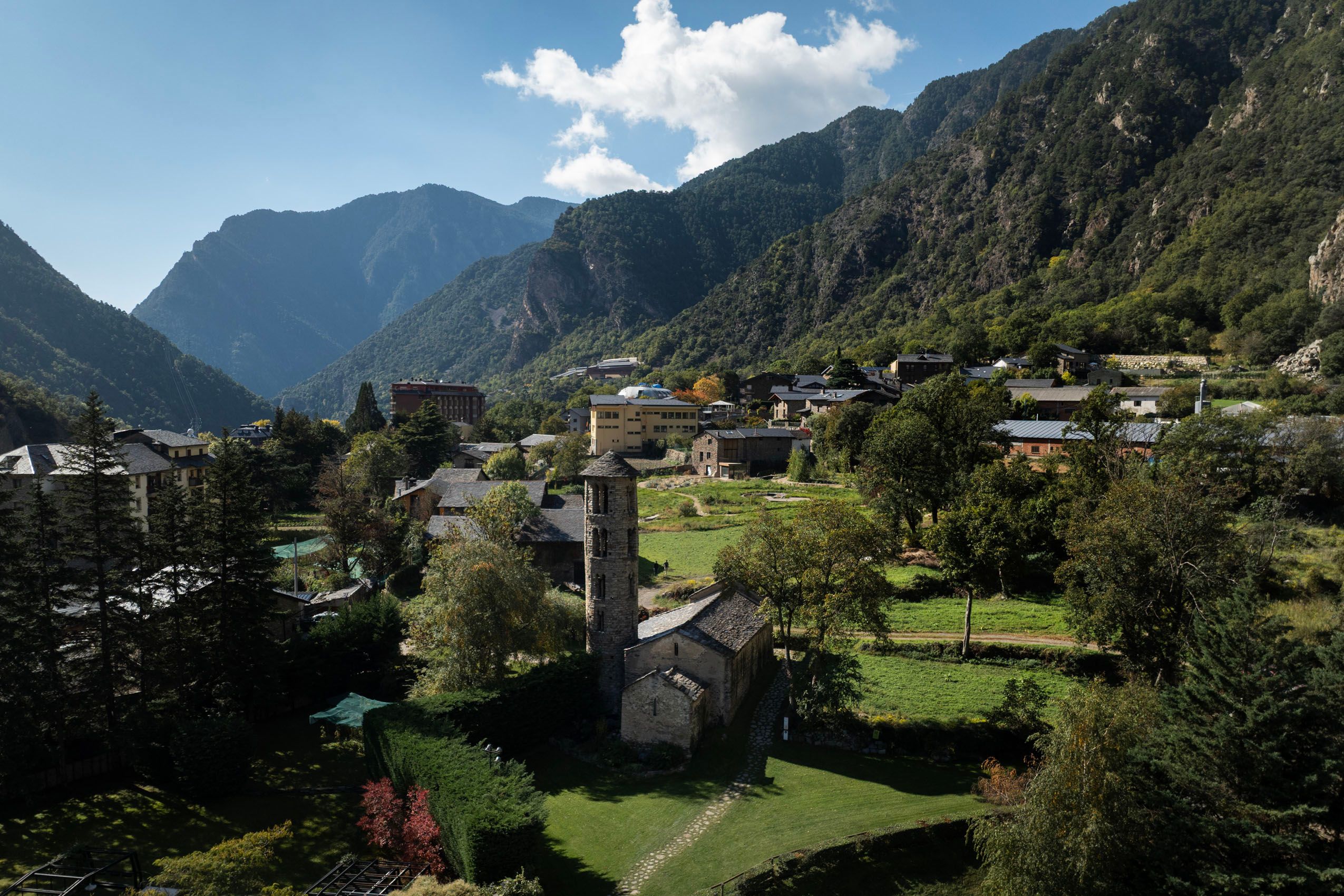 Aunque Andorra es reconocida mundialmente por su patrimonio natural, templos como Santa Coloma revelan un tesoro oculto a plena vista: el emblema de un románico que convive, en un silencio inadvertido, con el dinamismo de la sociedad moderna.