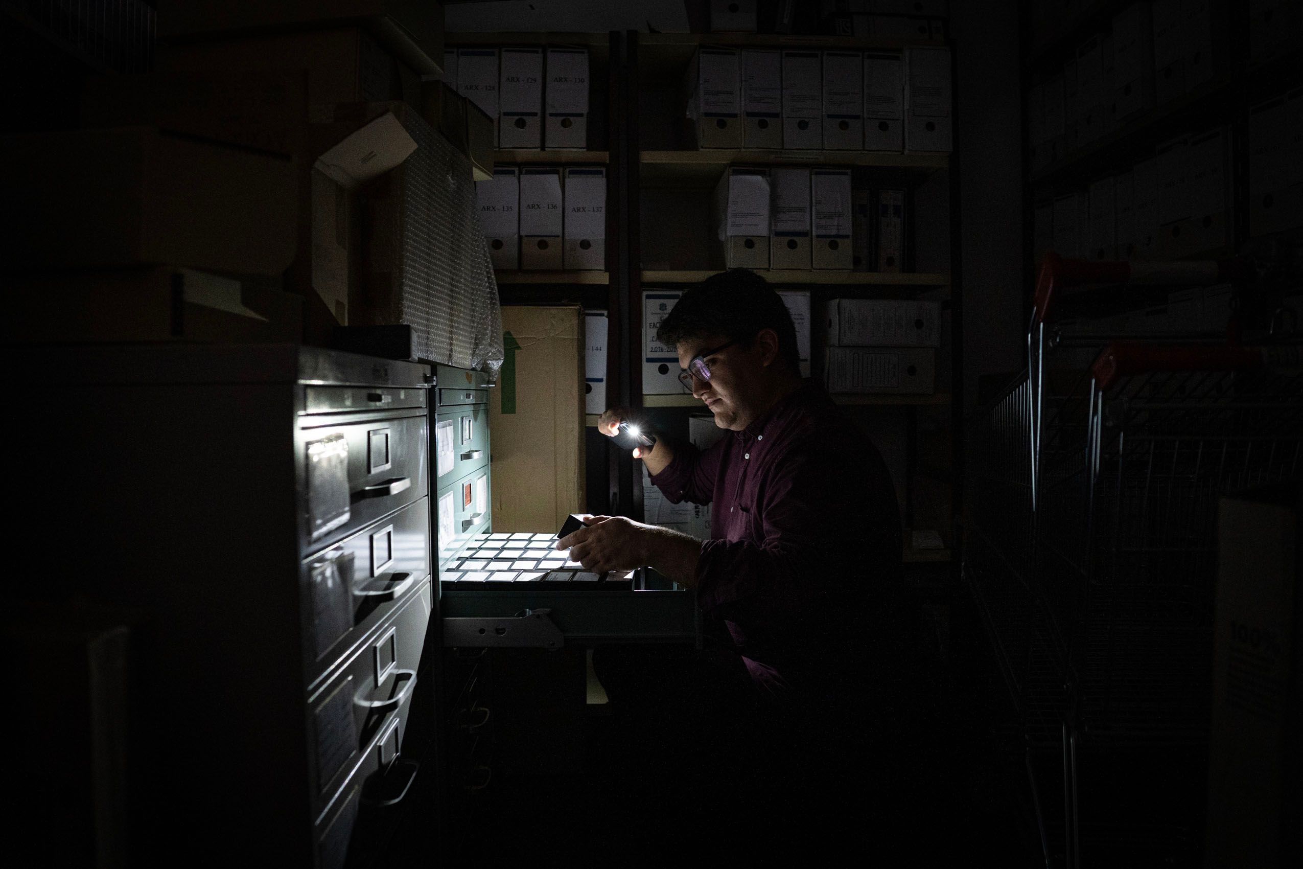 En el Archivo Nacional de Andorra, Pau González, responsable de la sala de consulta, custodia la memoria del país. Este edificio conserva el patrimonio documental que atestigua la profunda vinculación entre la sociedad andorrana y sus iglesias románicas.