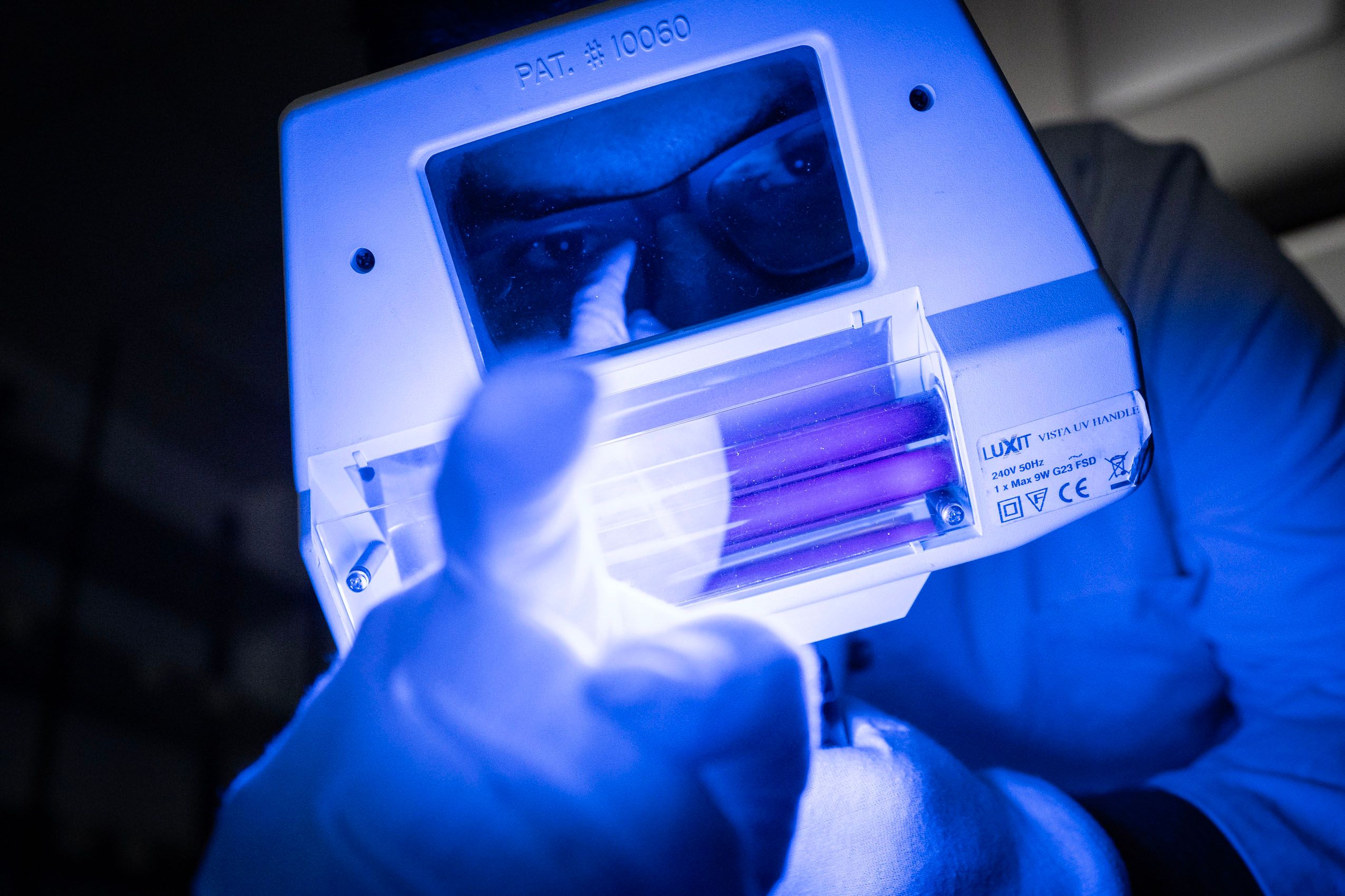 En el estudio de documentos medievales, la luz ultravioleta resulta una aliada crucial. Esta técnica revela pigmentos invisibles, escrituras borradas o alteraciones en el papel, desenterrando capas de información tan ocultas como vitales para reconstruir la historia de Andorra.