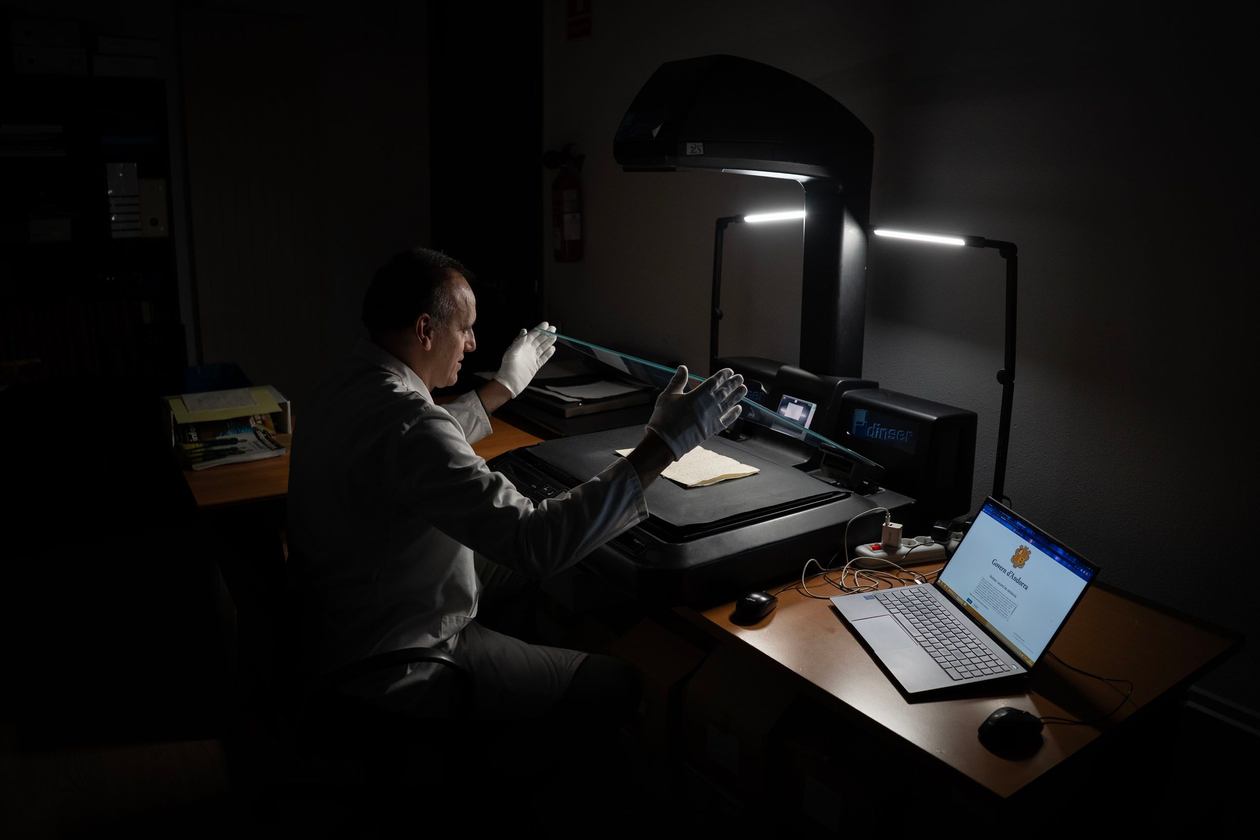 El historiador e investigador Climent Miró analiza un manuscrito medieval mediante un escáner de alta precisión. Esta tecnología permite digitalizar el patrimonio documental de Andorra, asegurando así su preservación eterna.