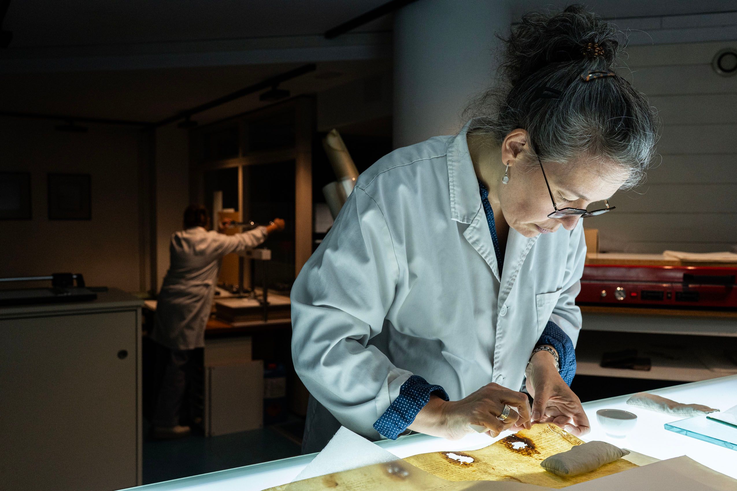 Cèlia Realp y Esther Carrillo se especializan en la restauración de fondos documentales, una labor que devuelve la integridad a libros antiguos y pergaminos. Su maestría en la recuperación de volúmenes históricos es vital para preservar la memoria de Andorra.