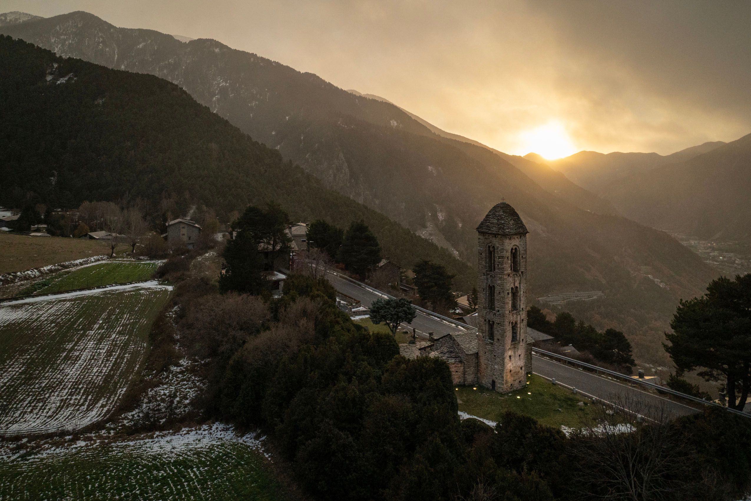 Sant Miquel d’Engolasters evidencia que el románico no es solo un vestigio del pasado, sino un patrimonio cultural que sigue muy vivo. Esta arquitectura permanece como un testimonio de la identidad andorrana y de su paisaje.