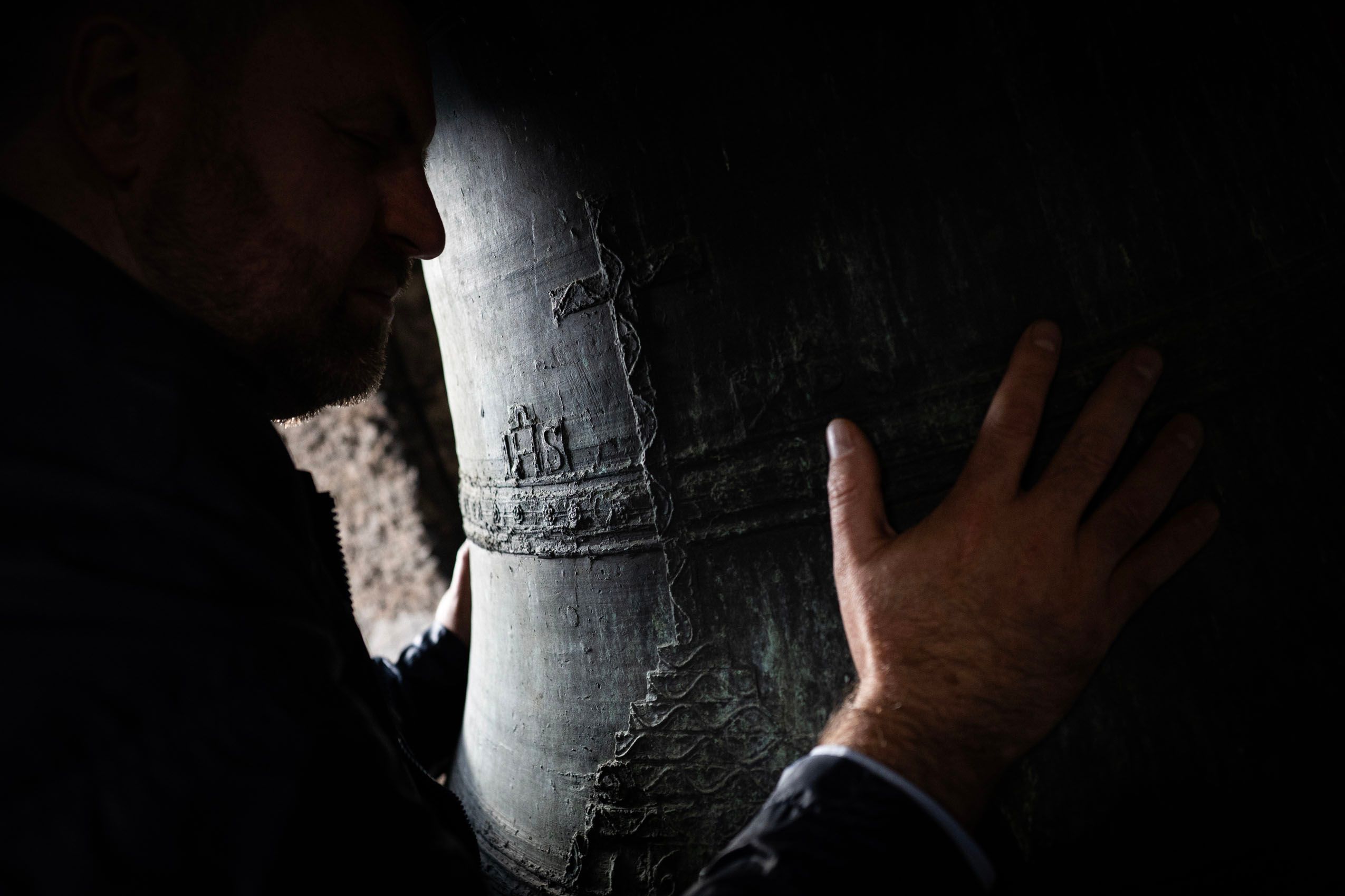 En la época medieval, las campanas no solo tenían una simbología espiritual, sino que también eran el principal instrumento de comunicación social. Su sonido gobernaba la vida en las montañas, ya fuera convocando a concejo o alertando sobre incendios y tormentas.