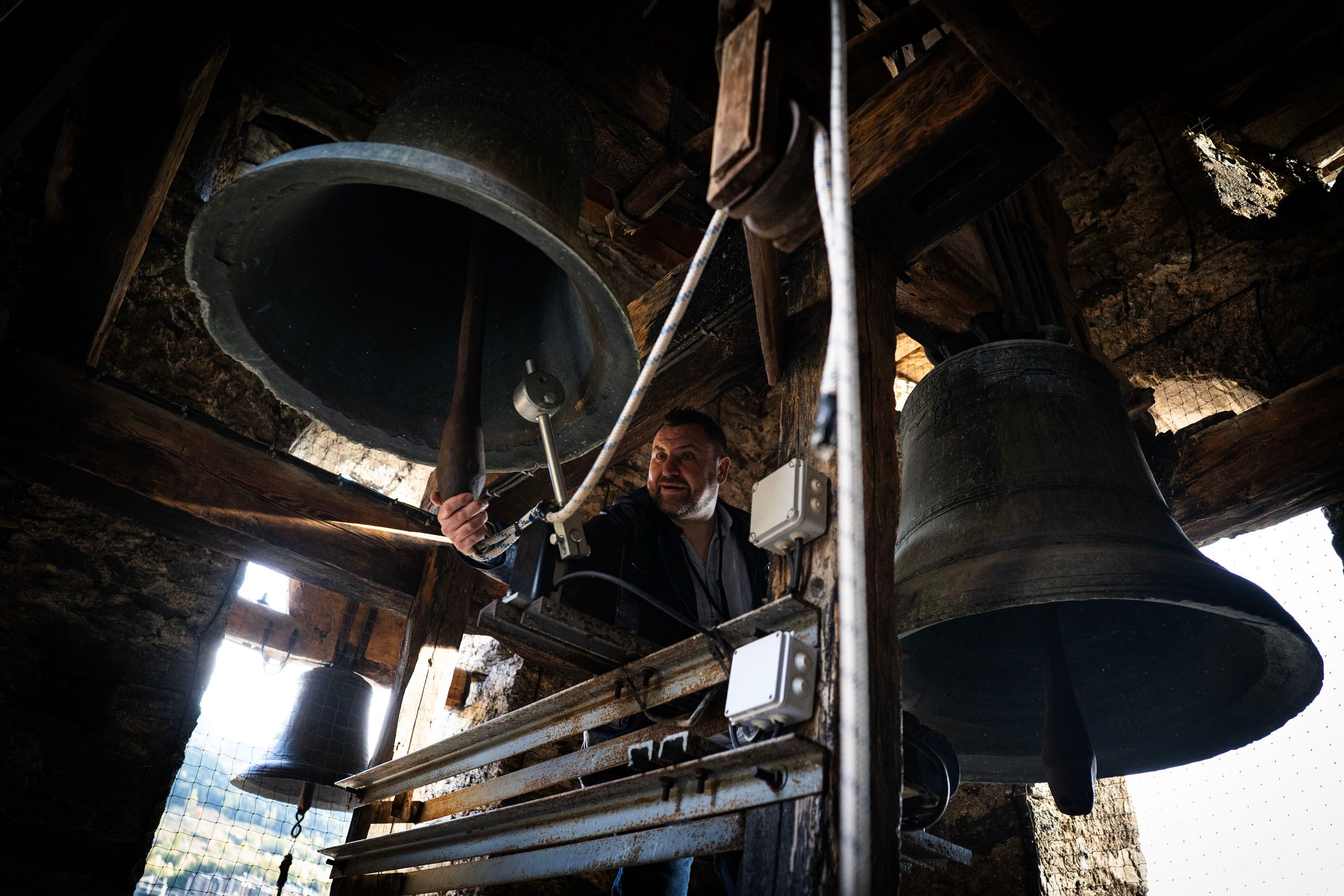 Robert Lizarte es uno de los últimos maestros campaneros de Andorra y un referente en la preservación y divulgación de su historia. Desde lo alto de los campanarios románicos, Robert mantiene vivo un toque manual que es considerado Patrimonio de la Humanidad por la UNESCO.