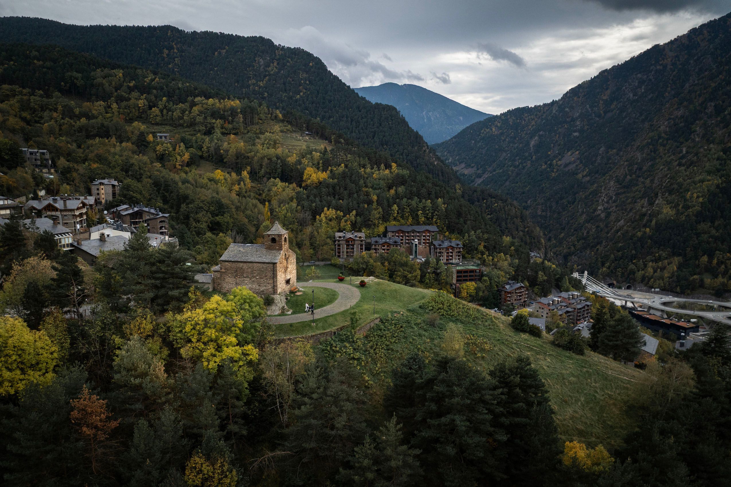 En el medievo, las torres románicas funcionaban como una red de comunicación y vigilancia. Desde atalayas como la de Sant Cristòfol d’Anyós, era habitual divisar el campanario vecino, lo que permitía transmitir señales de alerta y conectar los valles.
