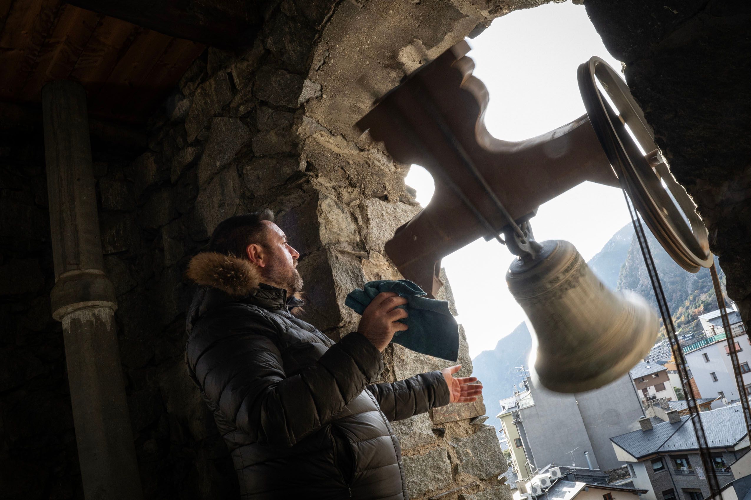 A partir de los años 60, la rápida transformación de Andorra trajo consigo la automatización de sus campanarios. Esto supuso la pérdida del "alma" del toque ya que, para Robert, solo las manos del campanero pueden percutir con la intención y emoción que requiere este lenguaje milenario.