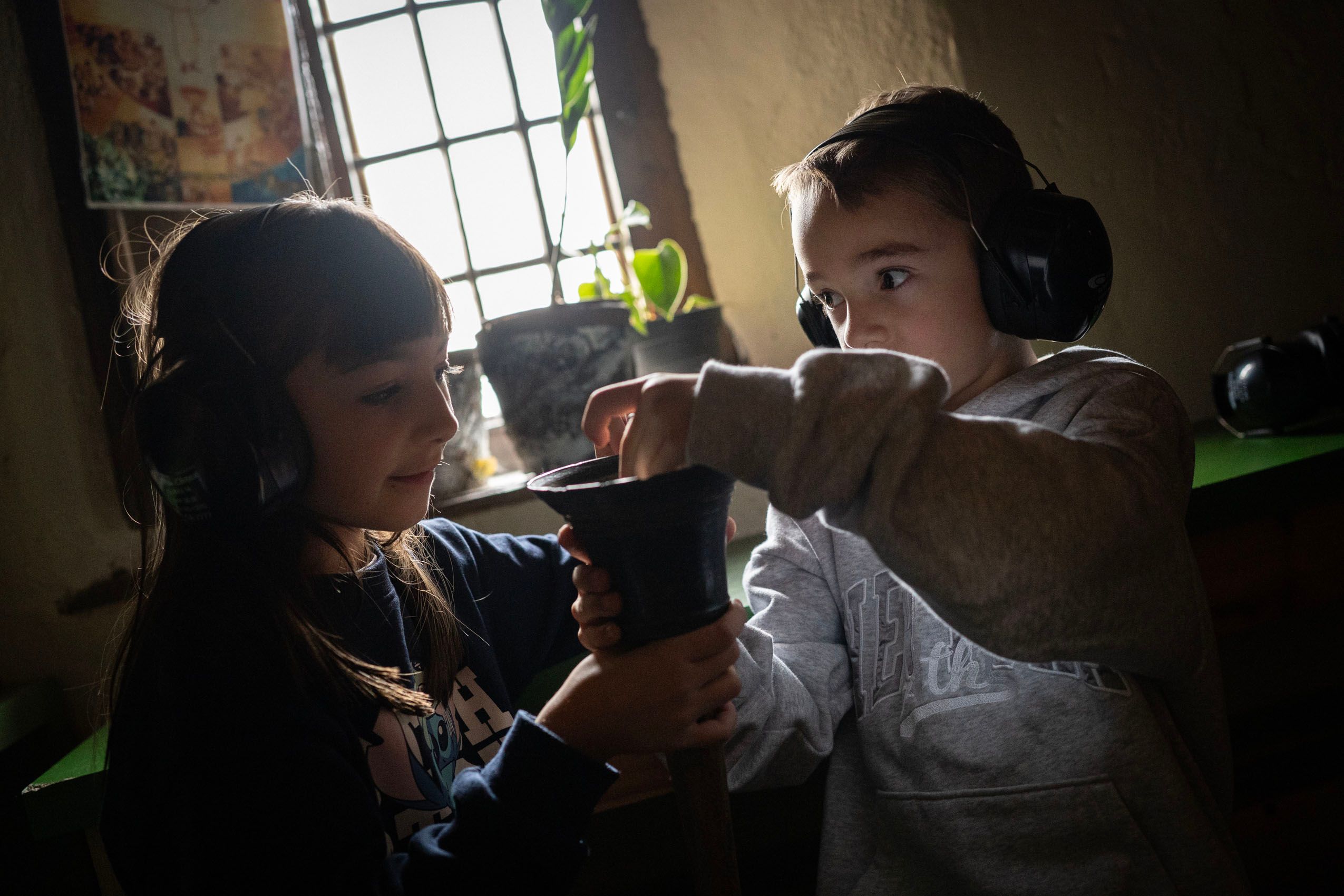 Con la misma paciencia y el mismo sentimiento con que repica el bronce, Robert transmite el legado campanero a las nuevas generaciones. Su objetivo es asegurar que la teoría musical y su significado no se pierdan, recordando sus raíces a los más jóvenes.