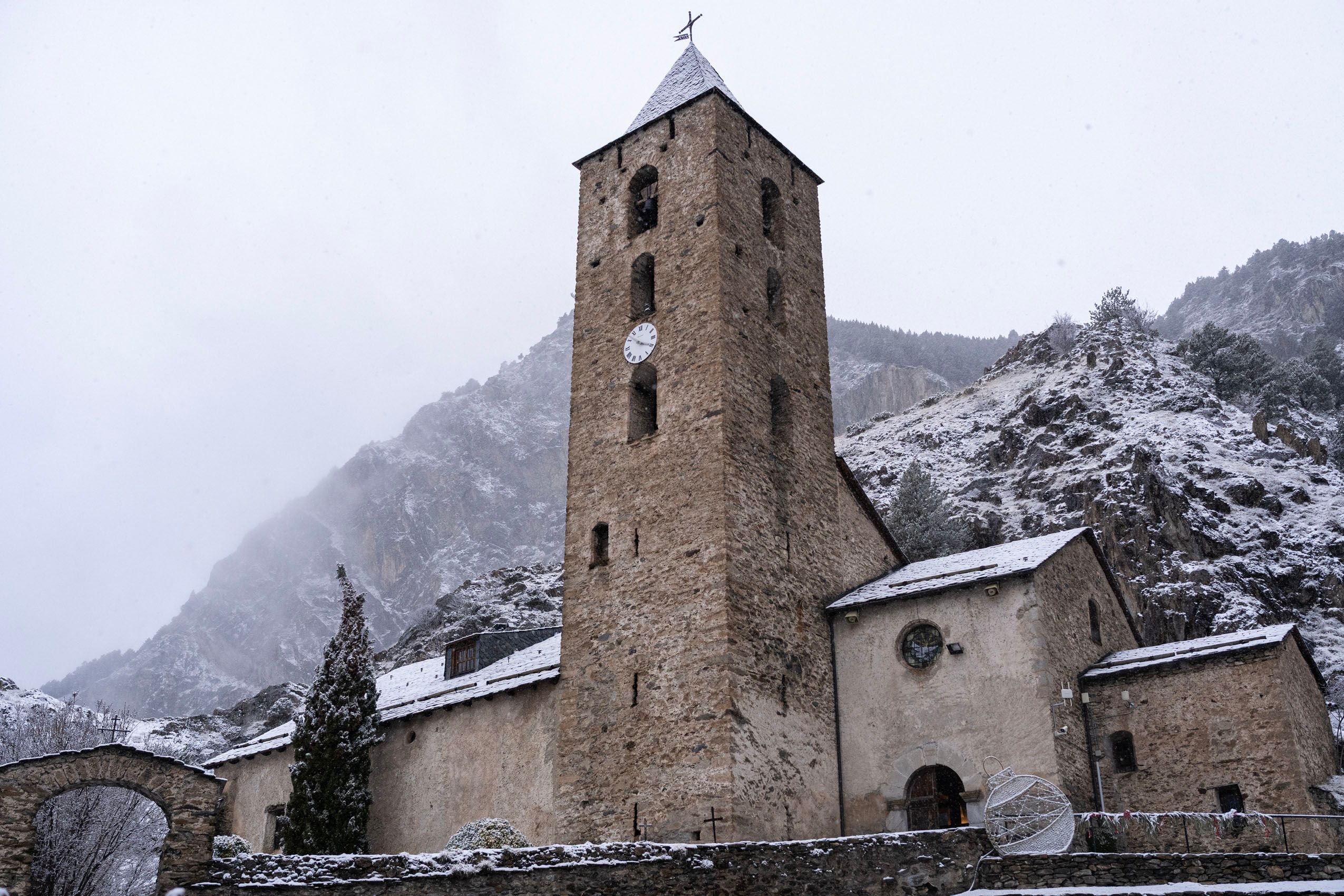 Muchas de las iglesias de origen románico, como Sant Serni de Canillo, siguen empleándose activamente con el fin para el que fueron construidas: lugares de celebración religiosa, pero también de recogimiento y vida comunitaria.