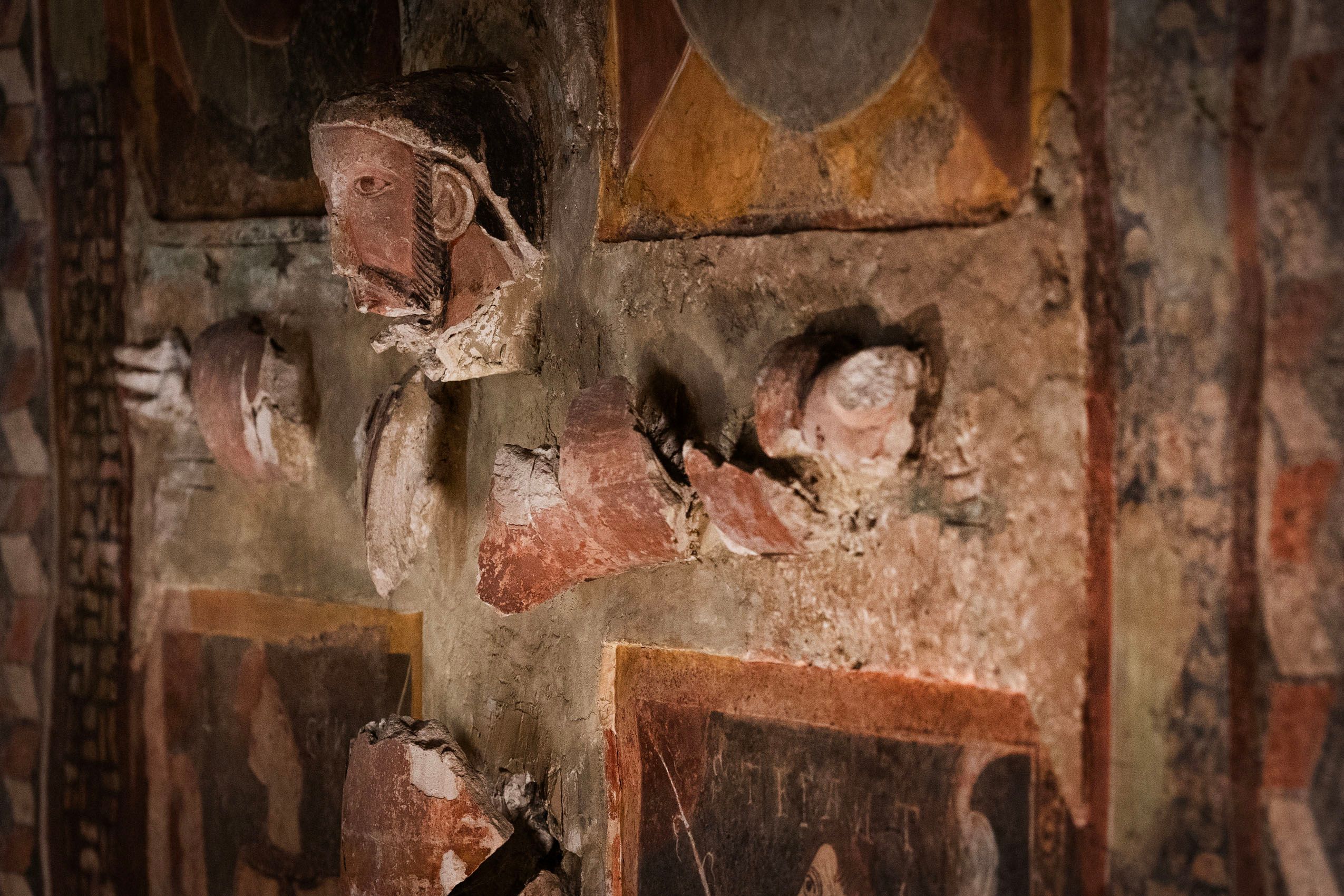 Sant Joan de Caselles custodia una obra excepcional: un Calvario donde la pintura mural, con Longino y Estefatón bajo el sol y la luna, rodea a un Cristo en Majestad de estuco del siglo XII. La escultura fue hallada tras siglos de olvido, completando una escena de gran envergadura única en todo el románico andorrano.