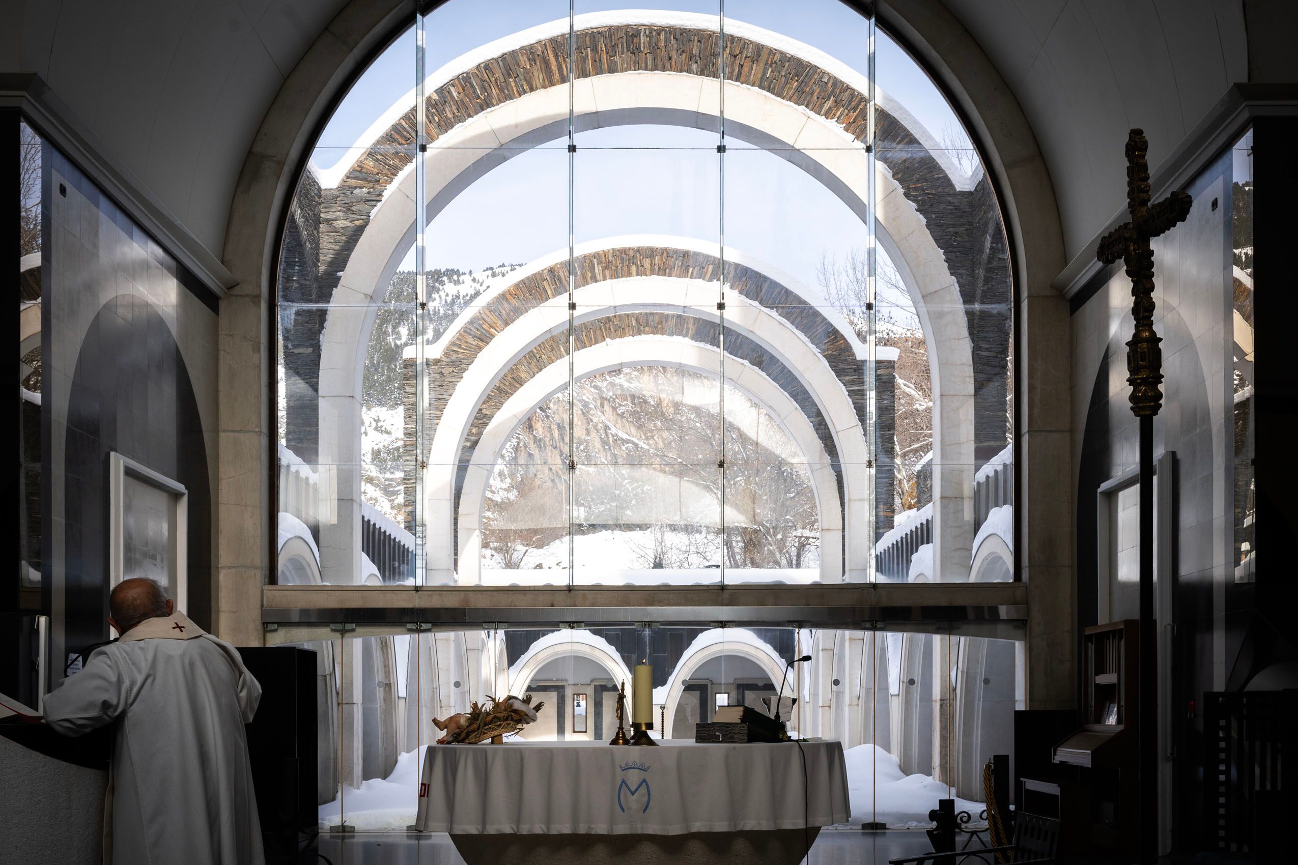 Tras el devastador incendio que destruyó el templo original en 1972, el arquitecto Ricardo Bofill proyectó el nuevo Santuario de Meritxell. Su propuesta fue revolucionaria: en lugar de copiar el pasado perdido, realizó una reinterpretación que rinde homenaje al espíritu románico mediante una arquitectura de luz y contrastes.