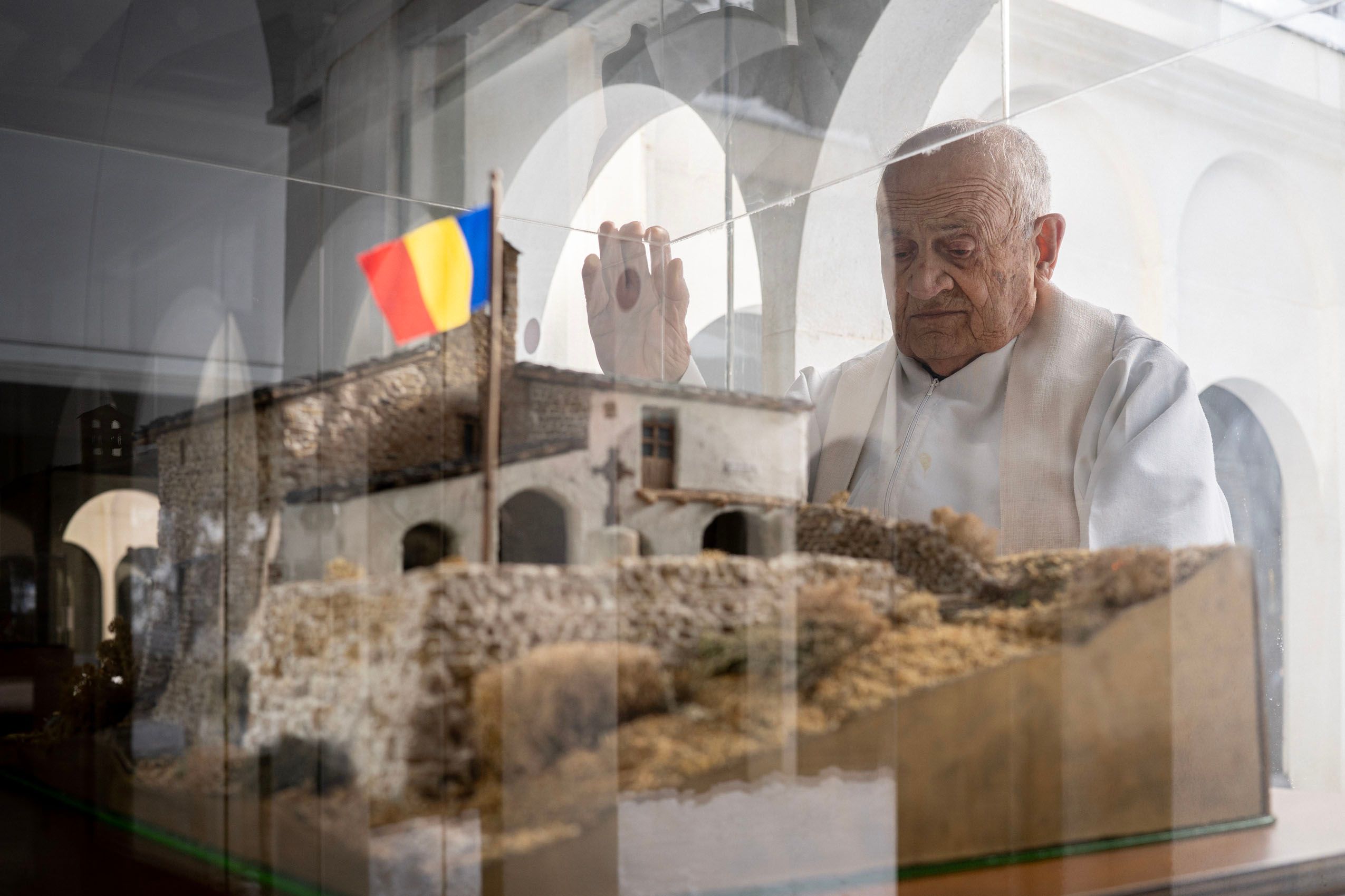El interior de la basílica alberga una colección de maquetas que rinde homenaje a las iglesias más emblemáticas del país, rescatando del olvido templos que, como la antigua Meritxell, han desaparecido. Esta exposición permite apreciar la diversidad y evolución del románico andorrano: un atlas visual que conecta el presente con sus raíces medievales.
