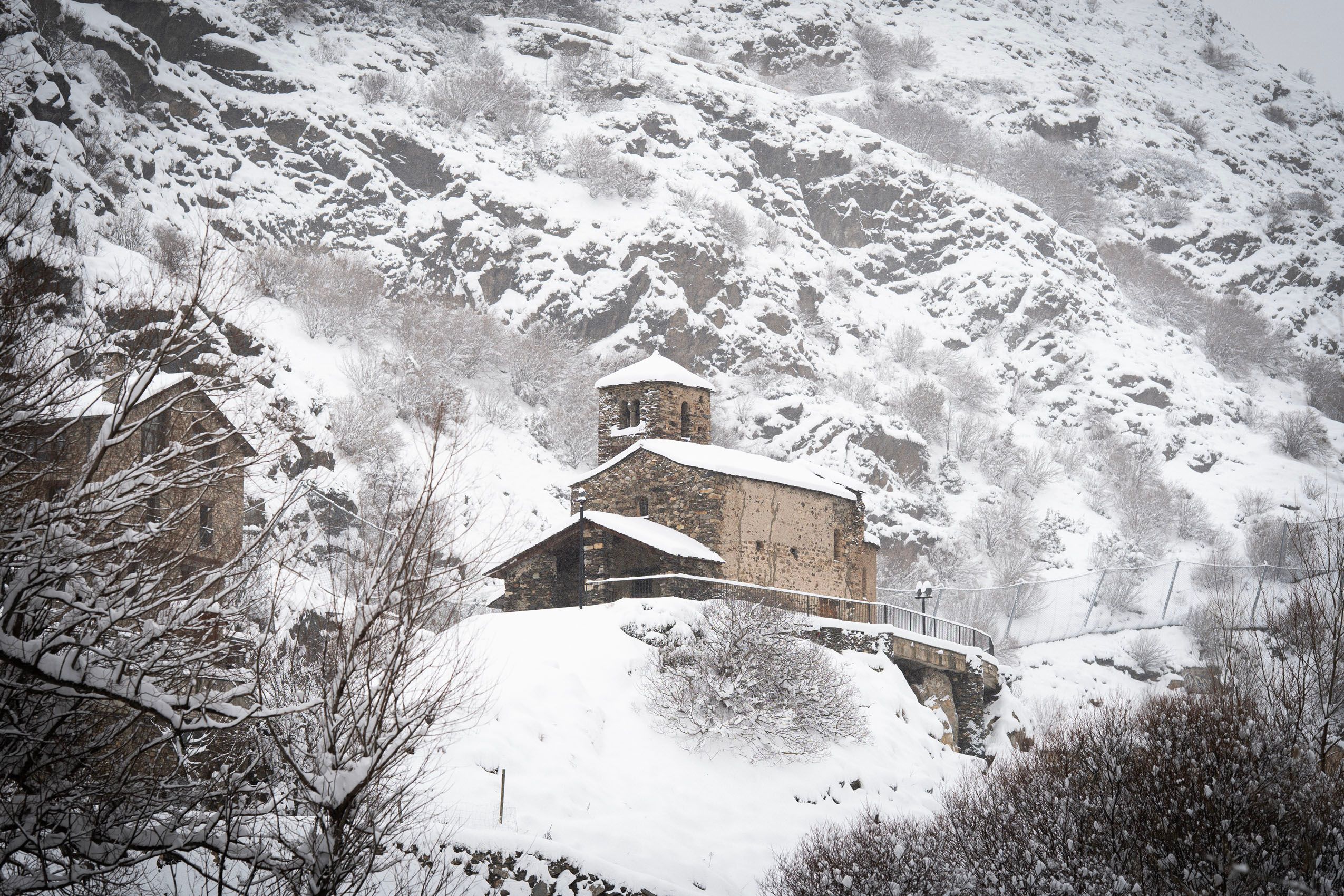 Las iglesias románicas han sobrevivido al paso del tiempo y a la inclemencia de las estaciones. Sant Joan de Caselles, bajo la nieve, es hoy un patrimonio vivo que nos recuerda la importancia de no olvidar nuestros orígenes como sociedad.