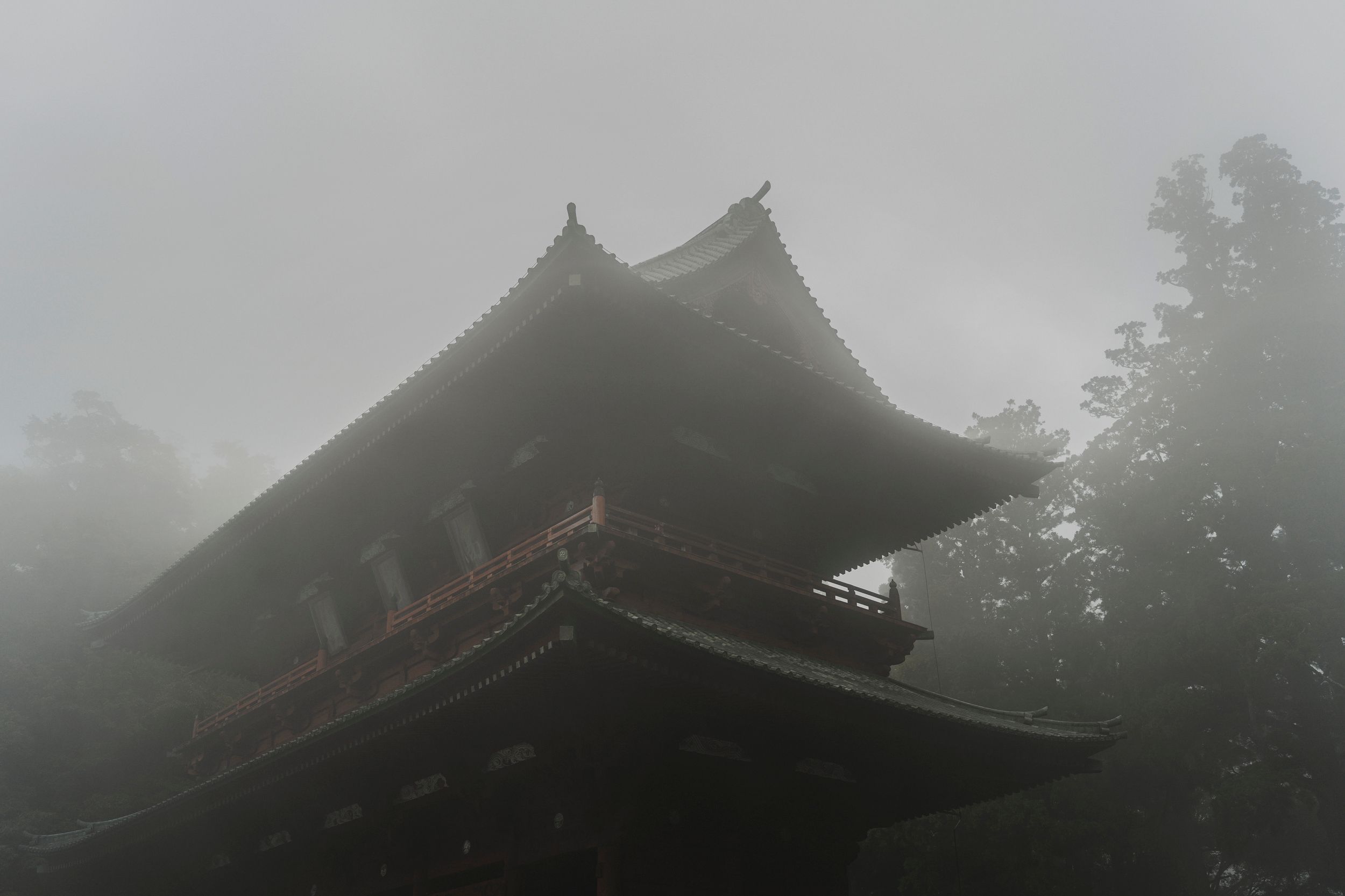 La denominada Daimon Gate es la puerta de acceso principal al monte Koya (Kōyasan), centro neurálgico del budismo shingon que fue fundado en el año 816 por el monje y Gran Maestro Kōbō- Daishi. Situada en la cordillera norte de la prefectura de Wakayama y reconstruida en el año 1705, durante el Período Edo, Daimon alcanza hasta los 25,1 metros de altura.