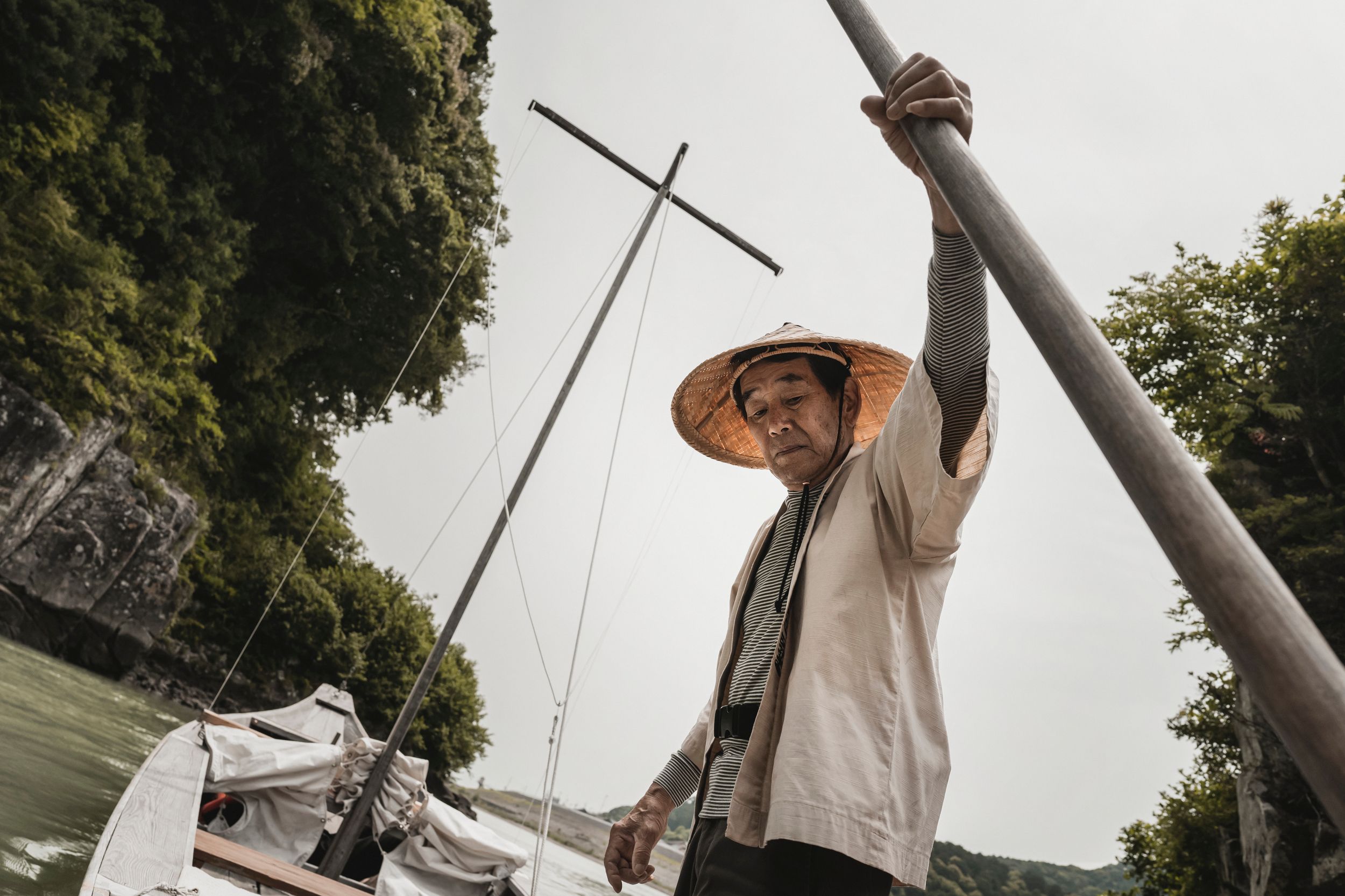 Yoshikazu Tanigami es un artesano de las embarcaciones y balsero del río Kumano, un medio natural característico del paisaje de la región que también es Patrimonio de la Humanidad. Cerca de su desembocadura se encuentra el Gran Santuario Kumano Hayatama Taisha, sólo accesible navegando el cauce del río hasta la década de los 60, cuando finalmente lo unieron por tierra con Hongu Taisha.