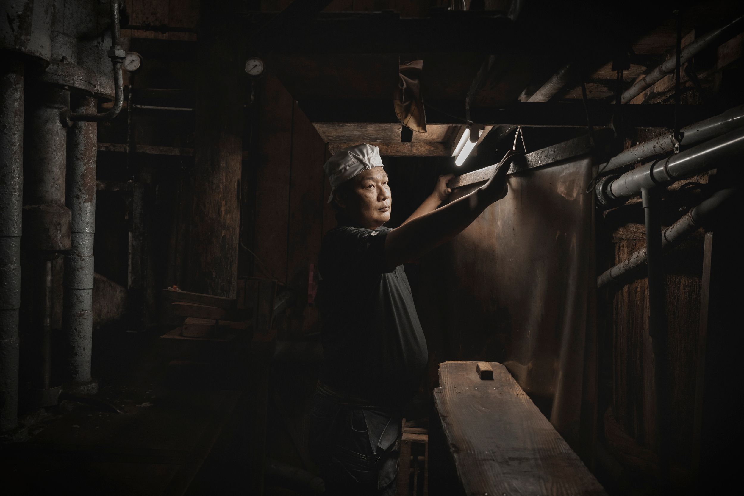 Yuasa es un pequeño pueblo costero de la prefectura de Wakayama, ubicado en la ruta Kiiji del Kumano Kodo, que en 2017 fue designado Patrimonio de Japón por ser el lugar de nacimiento de la salsa de soja. Tsunenori Kano es un fermentador de séptima generación, pues su familia lleva casi dos siglos elaborando este popular condimento siguiendo la misma receta original.