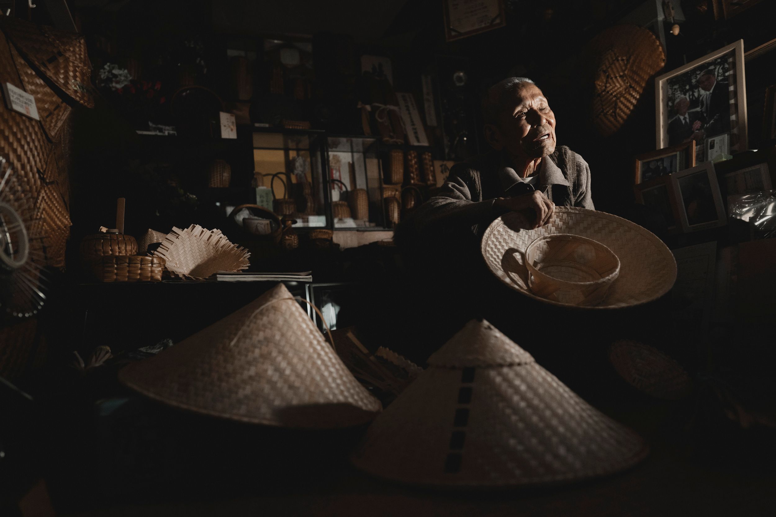 “Minachi-gasa” es el nombre que reciben los sombreros cónicos que tradicionalmente porta- ban los peregrinos del Kumano Kodo. Yasuo Shiba, el último de los maestros artesanos en la región, dedicó más de siete décadas de su vida a la fabricación ma- nual de estos sombreros. Un enorme legado cultural e histórico que incluso le valió el reconocimiento del propio Emperador.
