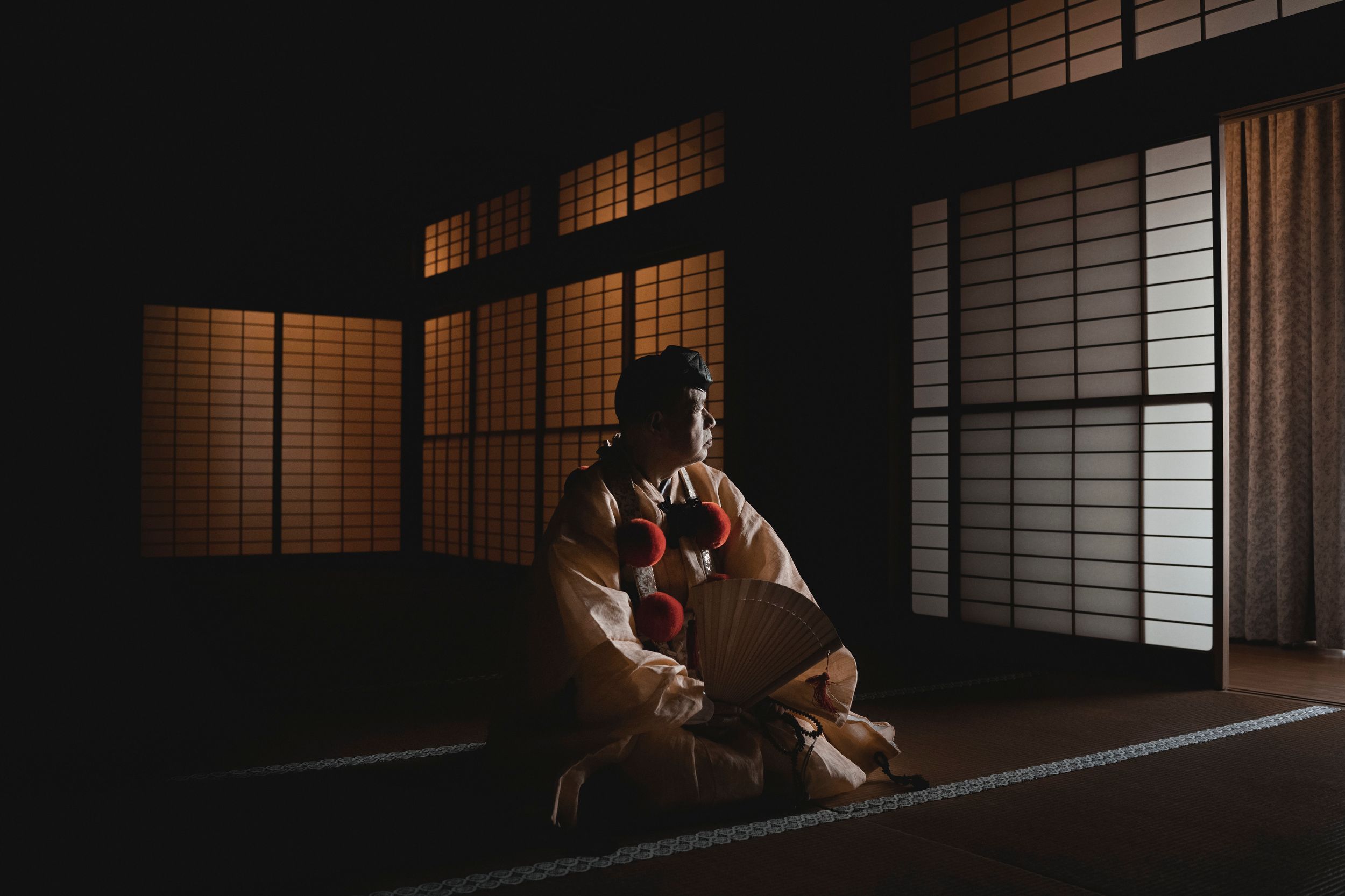 Ryoei Takagi es el actual líder de los monjes yamabushi de Seiganto-ji. Su padre había sido el séptimo monje principal de ese mismo templo, ubicado en Nachi, durante más de 60 años. En homenaje a su legado, Ryoei decidió restaurar la herencia del Shugendo en esta región, a la que bautizó con el nombre de Kumano Shugen.