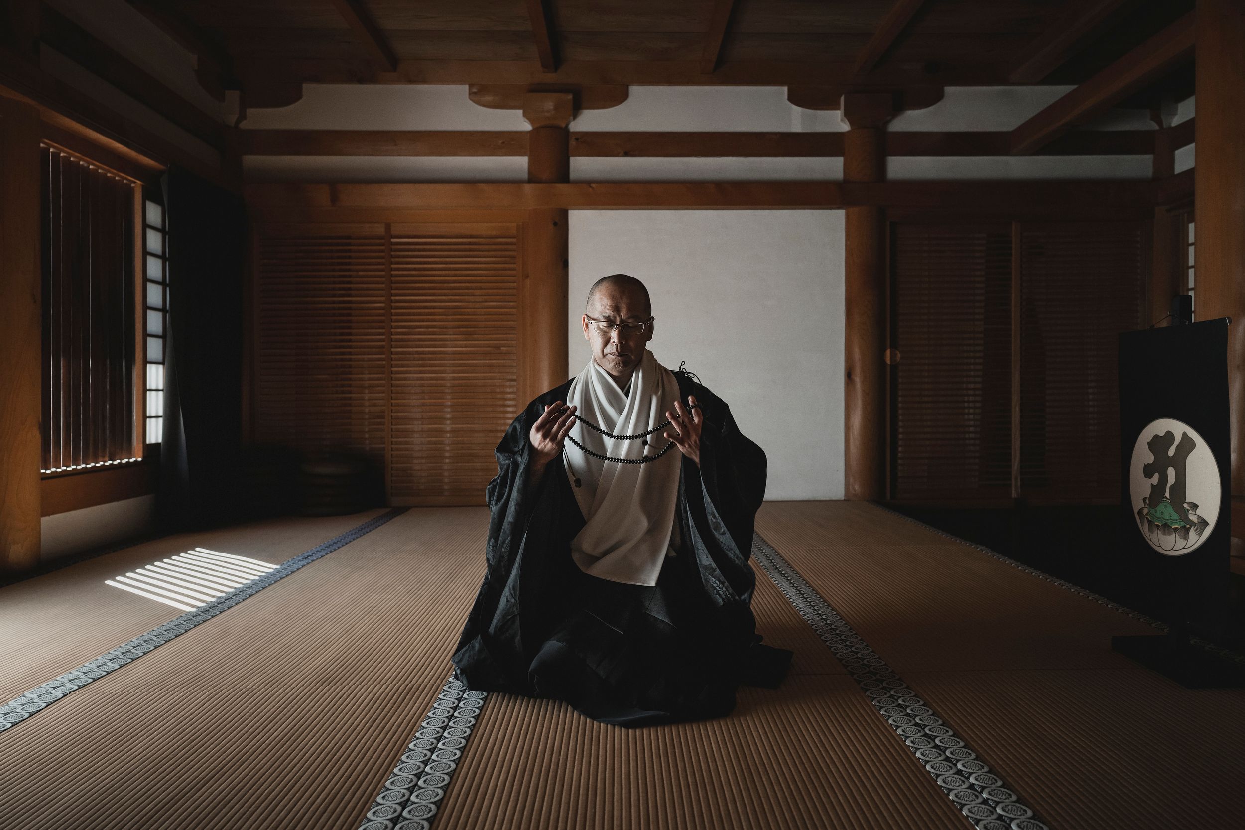 Kunihiko Yabu es el monje jefe del templo Kongōbu-ji, el enclave principal del budismo shingon ubicado en Koyasan. Cuenta la tradición que Kōbō- Daishi, el fundador de dicha escuela religiosa, reposa en meditación eterna en lo más profundo de su mausoleo, el cual se encuentra en el cementerio de Okunoin, el más grande de todo Japón.