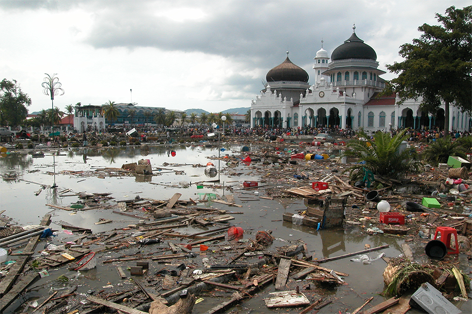 The wave hits Sri Lanka, and the world wakes up to news of the disaster.