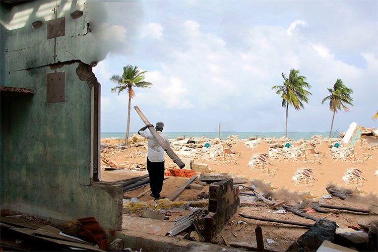 The wave hits Sri Lanka, and the world wakes up to news of the disaster.